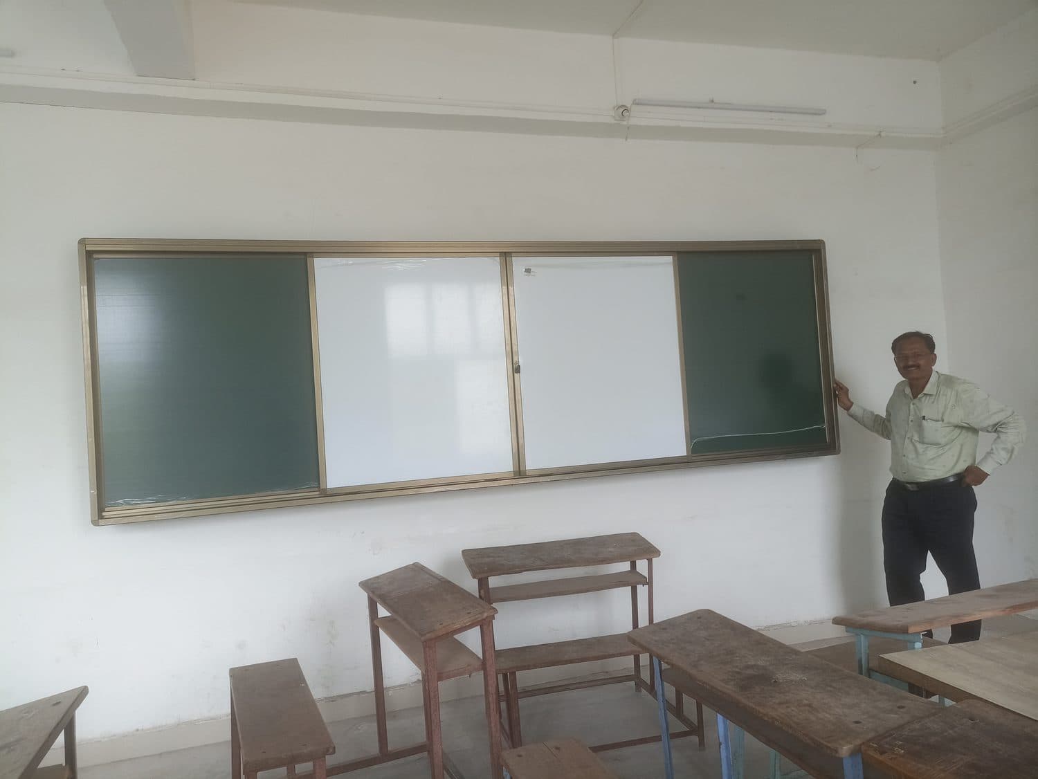 Sliding board system above the teaching wall